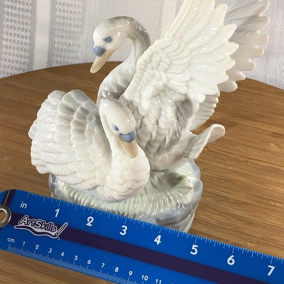 VINTAGE 1970’s SWAN LAKE Musical Rotating Porcelain FIGURINE Japan GLOBAL ART - Picture 3 of 11